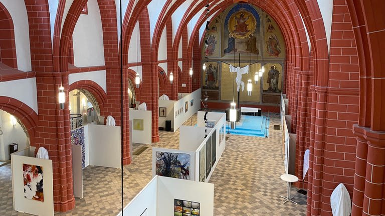 So hat bislang niemand die Gangolfkirche gesehen: Eine Kunstausstellung findet vom 18. November bis 11. Dezember in der Markt- und Bürgerkirche statt (Foto: SWR, Nicole Mertes)