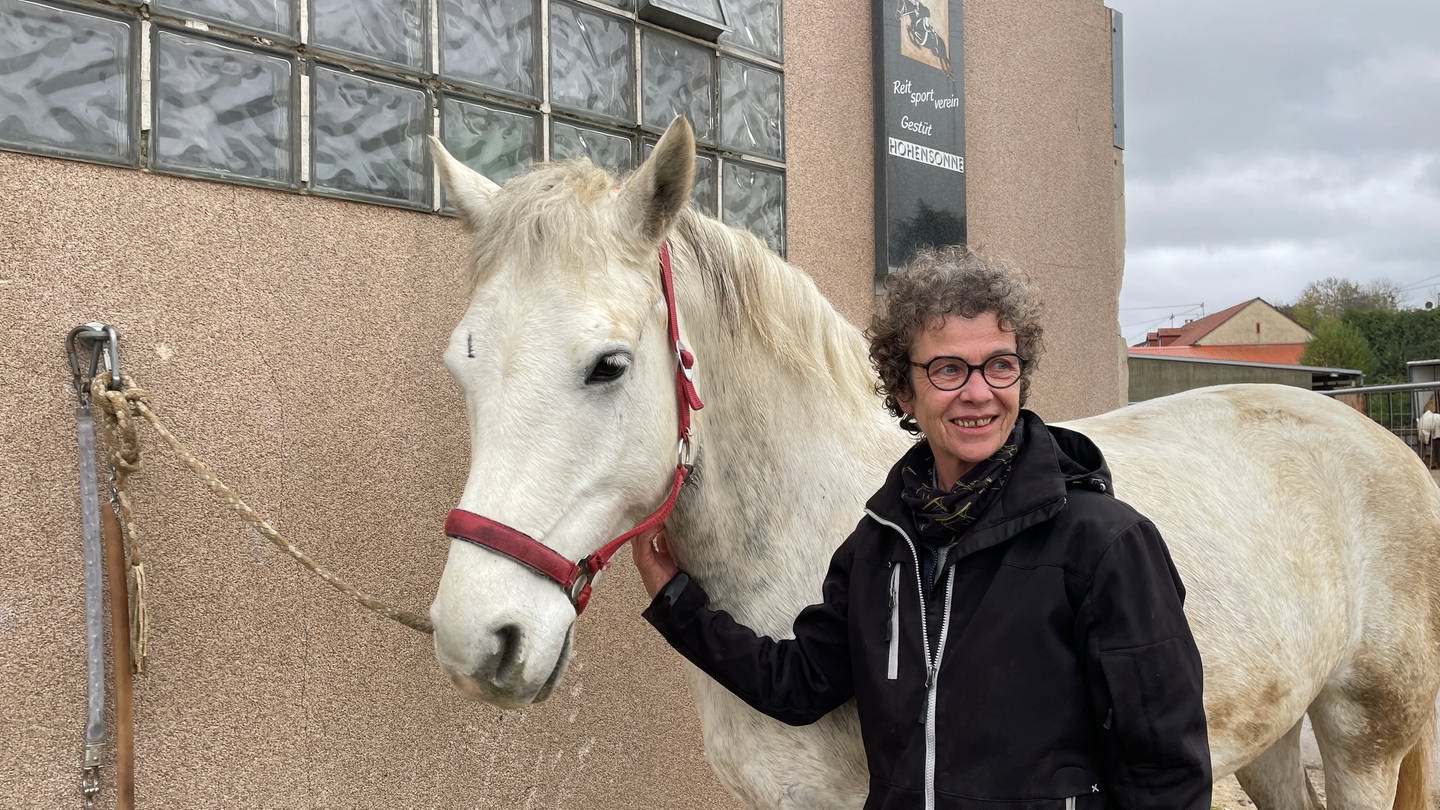 Marie-Josée Schaack zusammen mit ihrem Pferd auf dem Gestüt Hohensonne in Trier. (Foto: SWR, Naber Solveig)