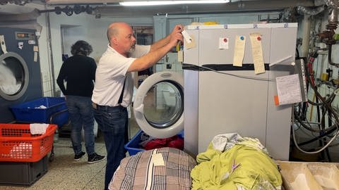 Robert Scholz bei der Arbeit in der Wäscherei. (Foto: SWR, Jana Hausmann)