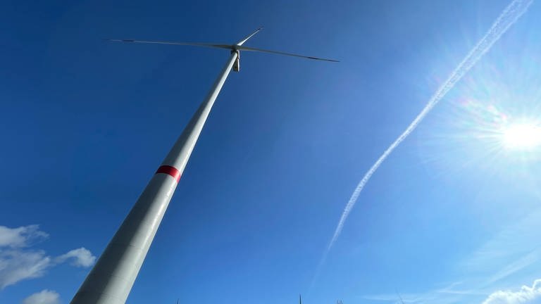 Windräder werden immer leistungsstärker - und immer größer: Diese Anlage steht zwischen Pellingen und Zerf, oberhalb von Trier.  (Foto: SWR)