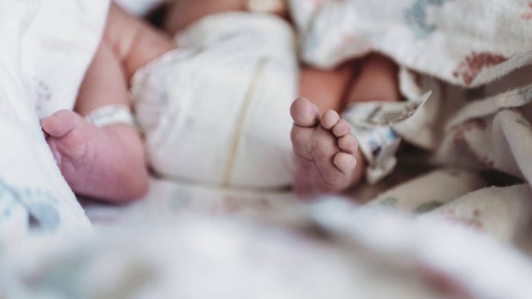 Eine Frau hat bei Idar-Oberstein ein Baby ohne Hilfe auf einer Landstrasse zur Welt gebracht (Foto: IMAGO, cavan images)