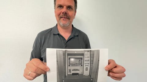 Geschäftsführer Markus Otten ist stolz auf die Erfindung seiner Firma: die Schutzvorrichtung soll Geldautomaten vor Sprengungen schützen.  (Foto: SWR, Christian Altmayer )