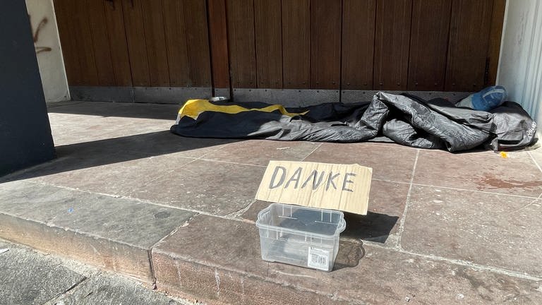 In Eingängen von Läden suchen viele Obdachlose Schutz vor der Sonne - wie hier in der Trierer Fußgängerzone.  (Foto: SWR, Christian Altmayer)