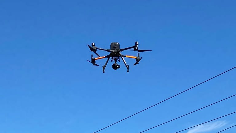 Mit dieser Drohne fliegt Westenergie über seine Baustellen, zum Beispiel von neuen Umspannwerken. Damit lassen sich präzise Aufnahmen und Messungen machen, die beim Bau helfen. (Foto: SWR, Anna-Carina Blessmann)