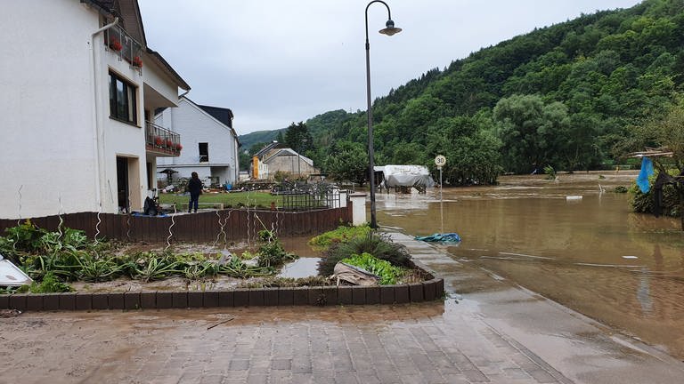 In Metzdorf an der Sauer beginnen die ersten Aufräumarbeiten nach dem Hochwasser. (Foto: SWR, Anna-Carina Blessmann)