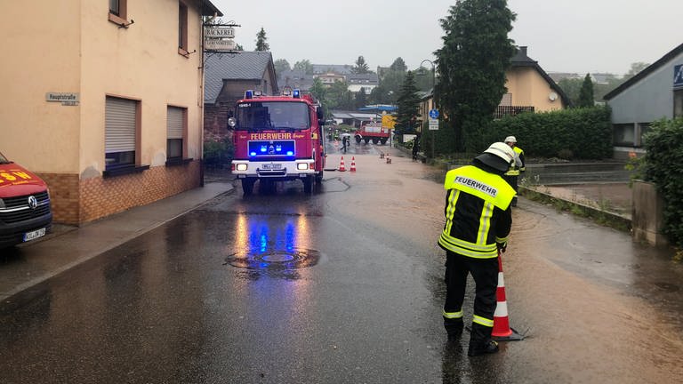 Auch in Hetzerath in der Eifel können die Kanäle die Wassermassen nicht mehr aufnehmen. (Foto: SWR, Marc Steffgen)