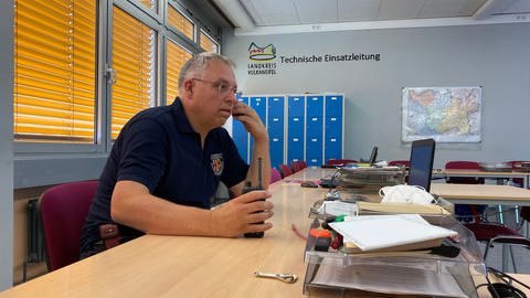 Von der technischen Einsatzleitung in Hillesheim aus koordiniert Harald Schmitz die Einsätze. (Foto: SWR, Anna-Carina Blessmann)
