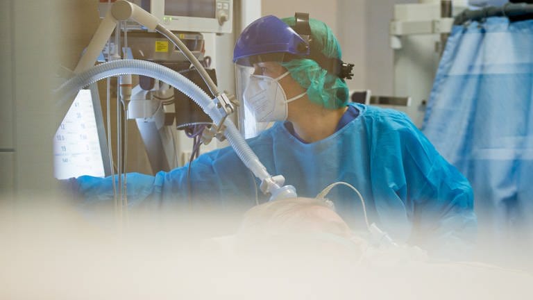 Eine Ärztin kümmert sich auf der Intensivstation im Klinikum Mutterhaus Trier um einen Corona-Patienten. (Foto: picture-alliance / Reportdienste, Picture Alliance)