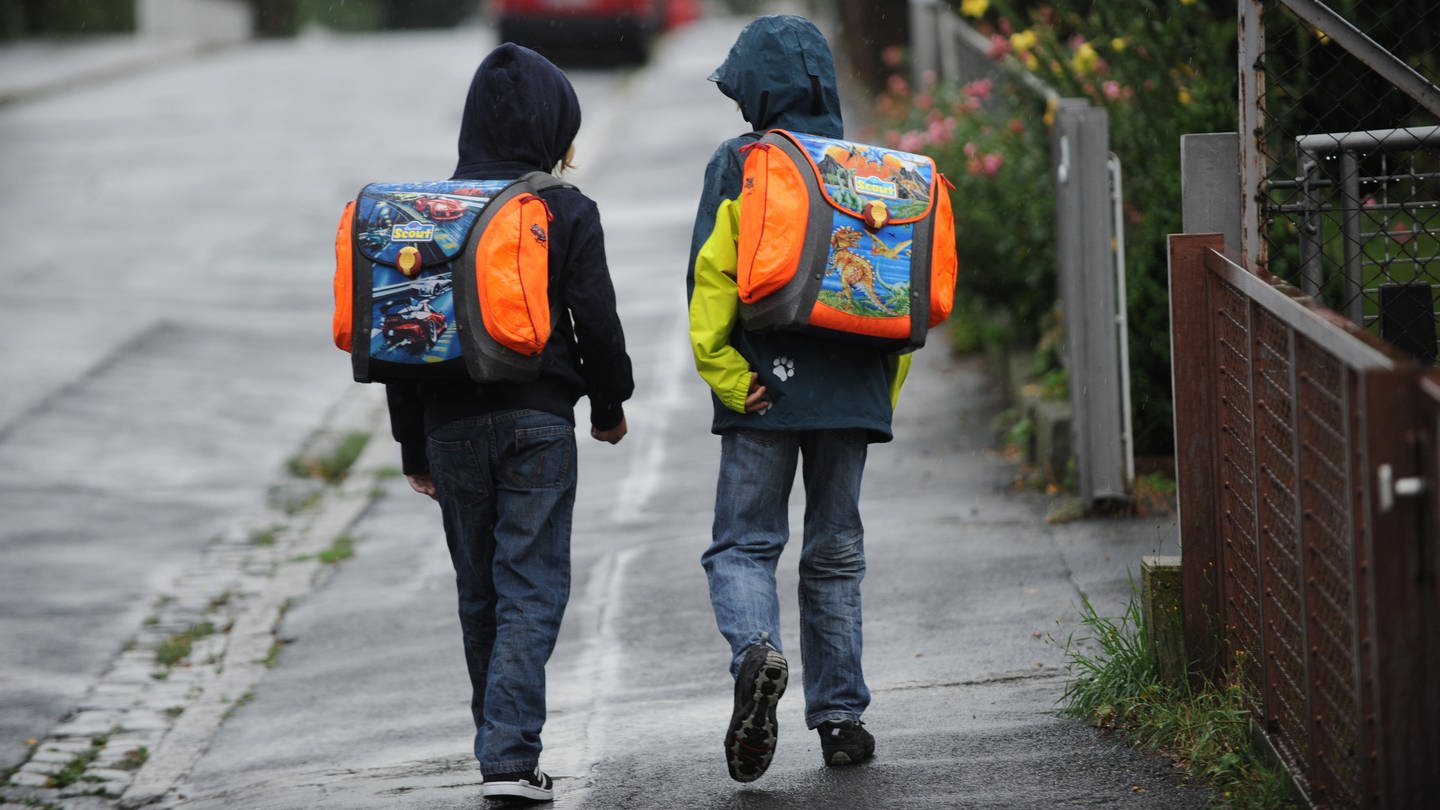 Zwei Grundschüler auf dem Weg zur Schule (Foto: picture-alliance / Reportdienste, Uwe Zucchi)
