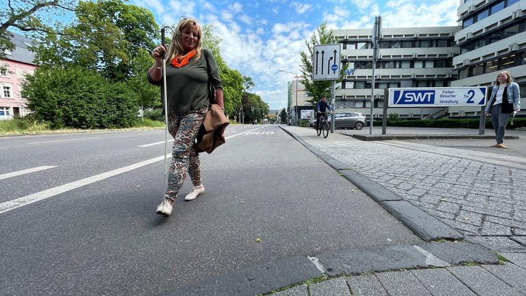 Poller, Ampeln, Querungshilfen: Hier kann es für Sehbehinderte in der Stadt Trier gefährlich werden.  (Foto: SWR)