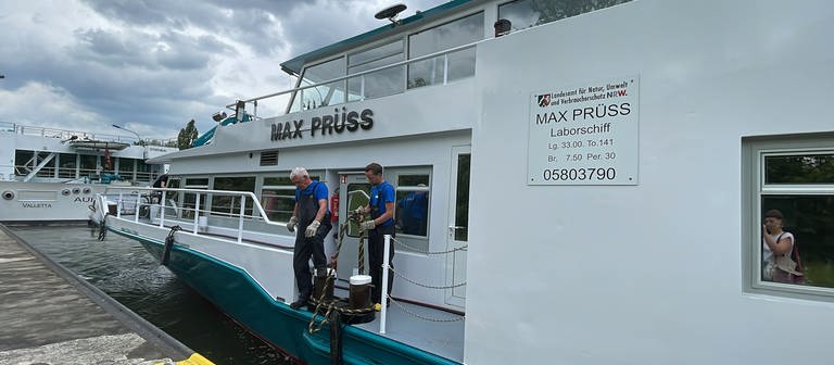In der Schleuse in Detzem, zwischen Trier und Traben-Trarbach steige ich auf das Laborschiff die "Max Prüss" auf. (Foto: SWR, Lara Bousch)