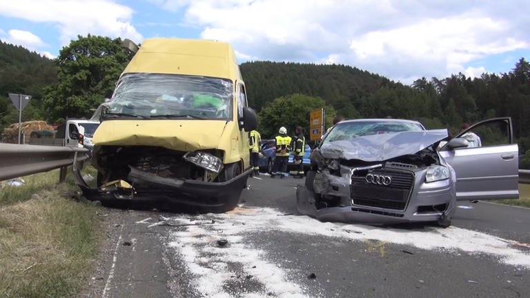 Bei Büdlicherbrück sind mindestens fünf Fahrzeuge in einen schweren Unfall verwickelt gewesen. (Foto: Winkler TV)