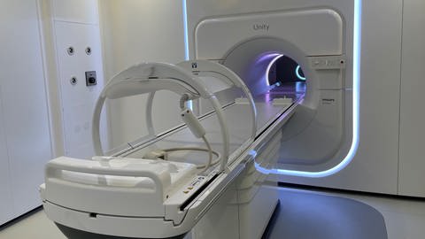 Am Trierer Brüderkrankenhaus gibt es ein neues Gerät, das eine zielgenauere Bestrahlung von Tumoren ermöglichen soll (Foto: SWR, Jana Hausmann)