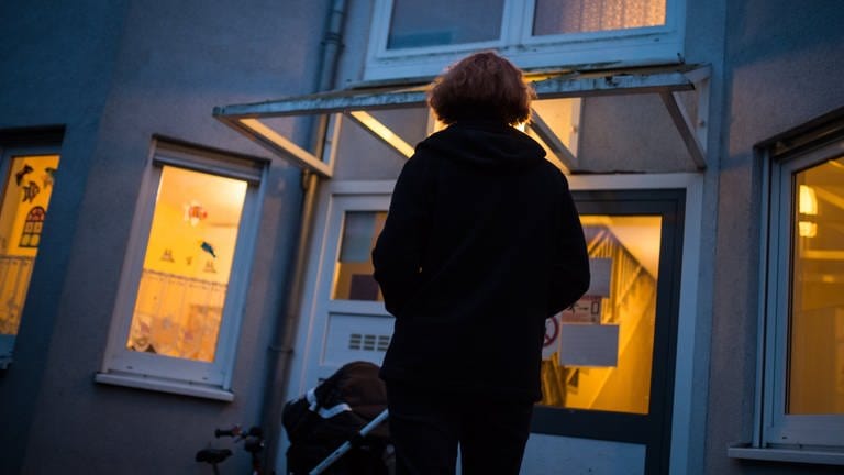 Eine Frau sucht Schutz in einem Frauenhaus. In der Eifel ist das derzeit nicht möglich.  (Foto: picture-alliance / Reportdienste, Picture Alliance)