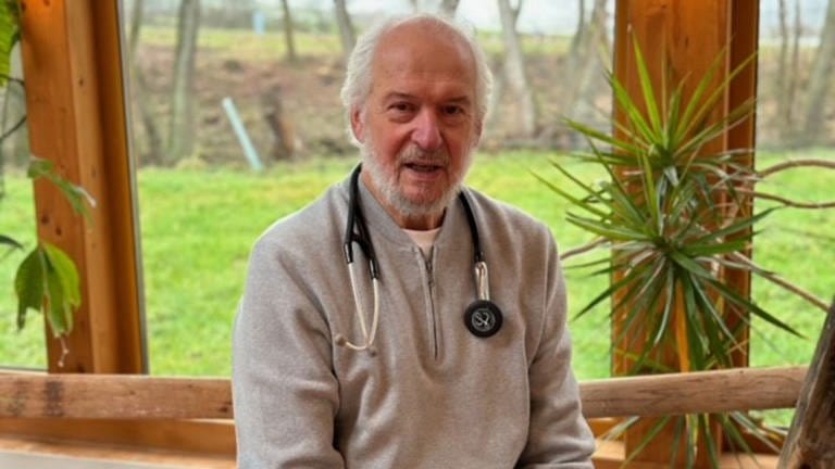 Reinhold Jansen leitet mit 73 Jahren eine Kinderarztpraxis in Daun.  (Foto: Reinhold Jansen)