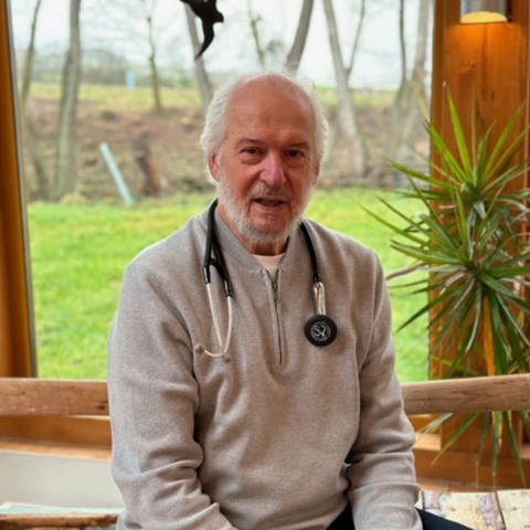 Reinhold Jansen leitet mit 73 Jahren eine Kinderarztpraxis in Daun.  (Foto: Reinhold Jansen)