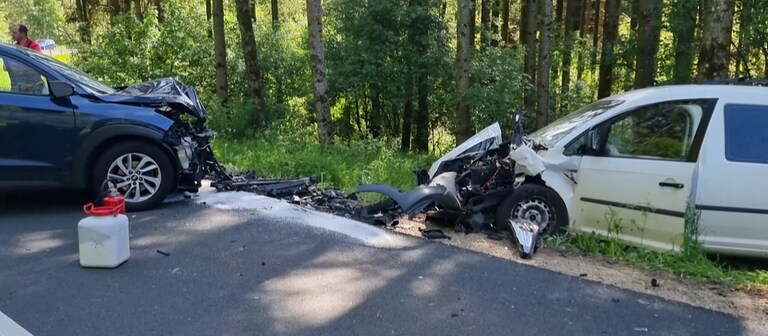 Auf der Landstraße zwischen Lasel und Feuerscheid im Eifelkreis Bitburg-Prüm sind zwei Autos aus bisher ungeklärter Ursache zusammengestoßen. (Foto: SWR)