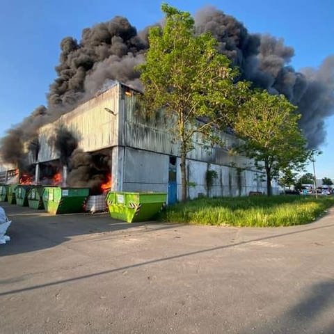 In Bitburg brennt eine Industriehalle. (Foto: Agentur SIKO)