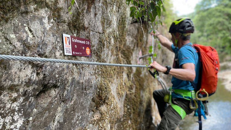 Die Grafenwand gilt als der schwierigste Abschnitt im Manderscheider Klettersteig in der Vulkaneifel.  (Foto: SWR)