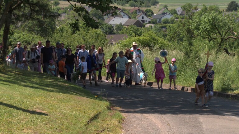 In Klausen in der Südeifel fand am Pfingstmontag zum ersten Mal eine Wallfahrt nur für Kinder statt.  (Foto: SWR)