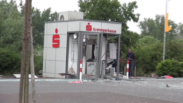 Die Polizei fahndet nach den Tätern, die in Echternacherbrück in der Eifel einen Geldautomaten gesprengt haben. (Foto: Winkler)