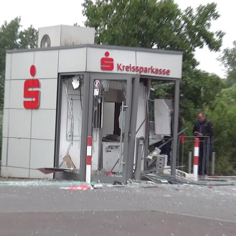 Die Polizei fahndet nach den Tätern, die in Echternacherbrück in der Eifel einen Geldautomaten gesprengt haben. (Foto: Winkler)