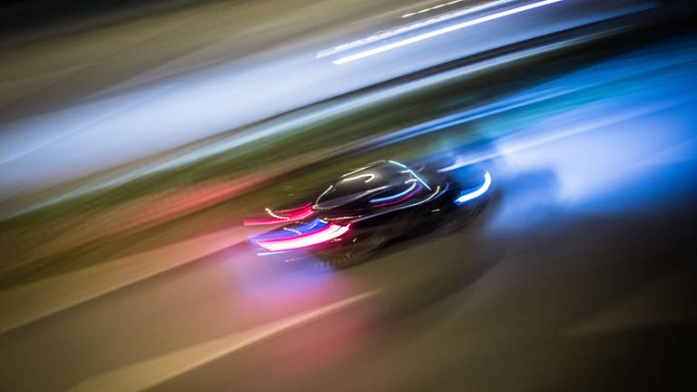 Symbolbild Verfolgungsjagd - ein schnell fahrendes Auto auf einer Autobahn (Foto: dpa Bildfunk, picture alliance/dpa /Frank Rumpenhorst)