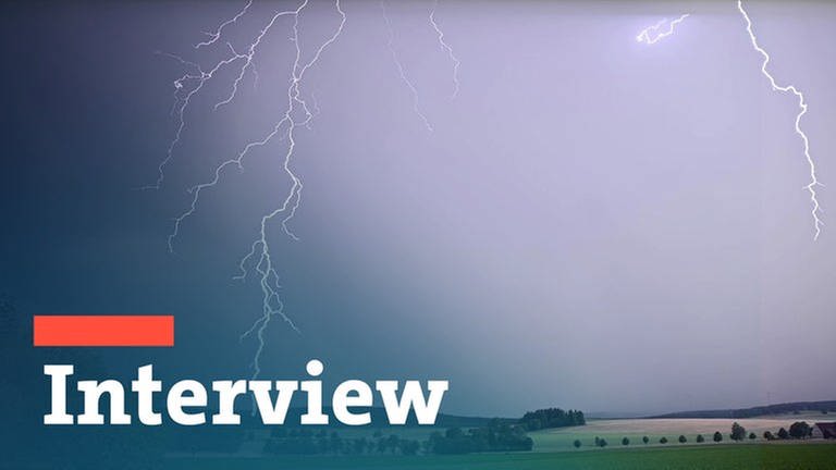Bildmontage: Unwetter mit Blitzen und Interview-Schriftzug (Foto: dpa Bildfunk, Marius Bulling)