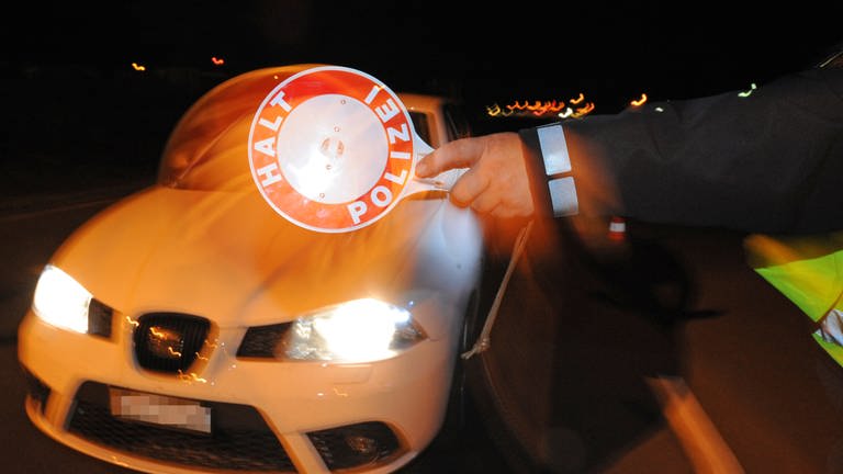 Polizei schlägt Ekel-Alarm! Müll versperrt Autofahrer die Sicht - AUTO BILD