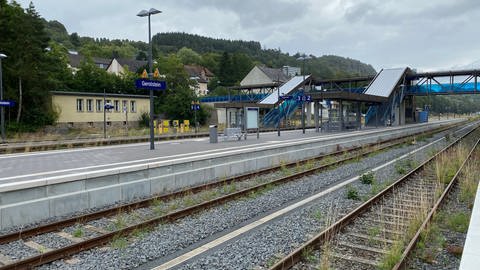Die Flut im Sommer 2021 richtete am Bahnhof in Gerolstein und entlang der Eifelstrecke große Schäden an. Die Deutsche Bahn ist nach wie vor mit Reparaturarbeiten beschäftigt. Der Streckenabschnitt in Richtung Köln wird demnach erst im zweiten Quartal 2024 fertig werden. (Foto: SWR)