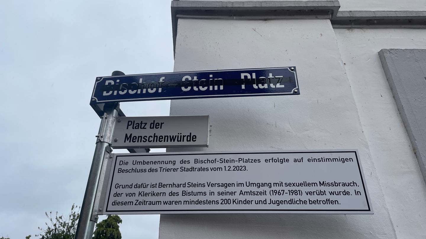 Der frühere Bischof-Stein-Platz heißt nun Platz der Menschenwürde. Heute wurden die Schilder angebracht. (Foto: SWR, Marc Steffgen)