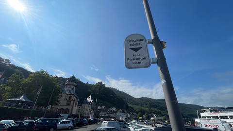 Ein Schild in Bernkastel-Kues weist auf einen Parkscheinautomaten hin (Foto: SWR)