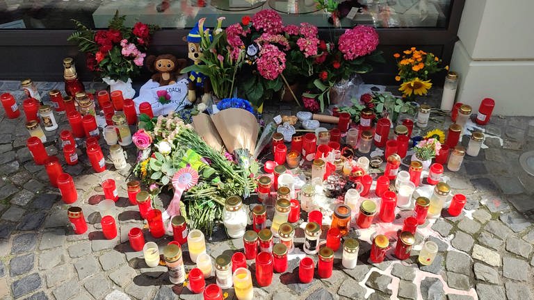 Trauerstelle mit Blumen und Plüschtieren (Foto: Steil TV)