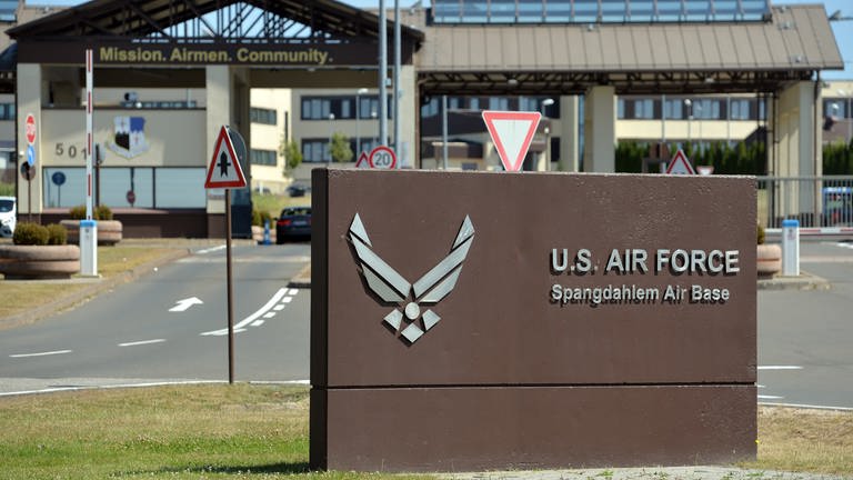 Eingang US-Luftwaffenstützpunkt Spangdahlem in der Eifel (Foto: dpa Bildfunk, Harald Tittel)