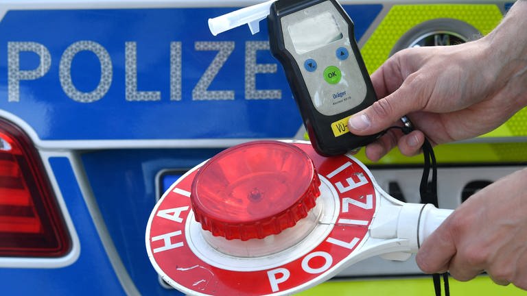 Im Eifelkreis Bitburg-Prüm ist ein Autofahrer an zwei aufeinanderfolgenden Tagen von der Polizei wegen zuviel Alkohol am Steuer gestoppt werden. Der Mann hatte beide Mal deutlich mehr als 3,5 Promille. (Foto: IMAGO, Sven Simon)