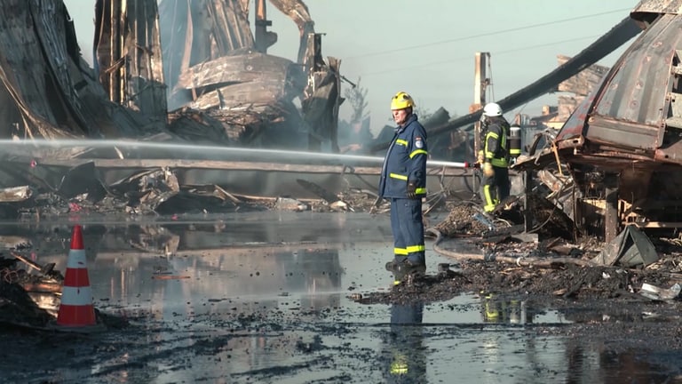 In Trierweiler ist die Lagerhalle eines Holzbetriebes abgebrannt. Es entstand Schaden in Millionenhöhe. (Foto: SWR)