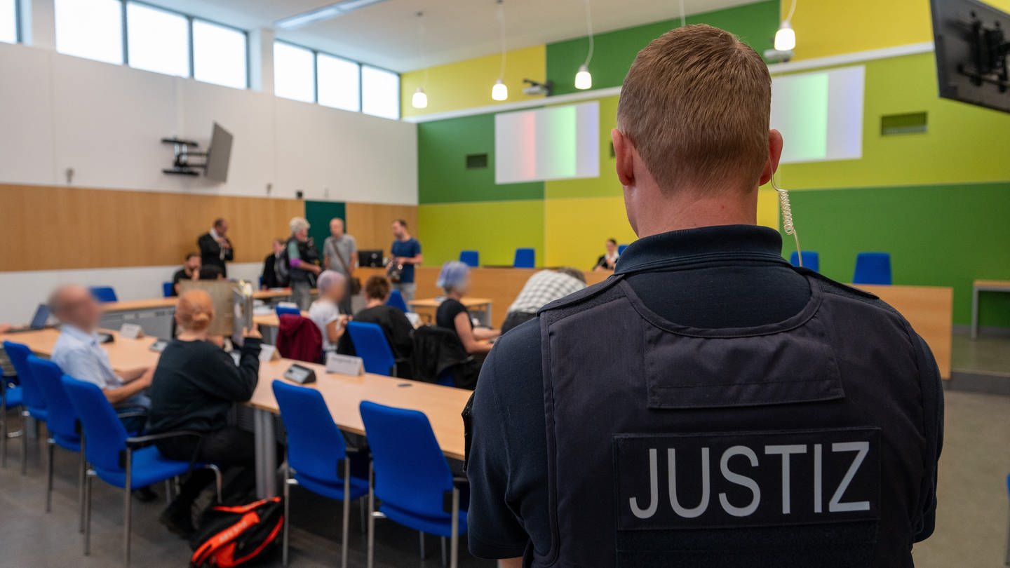 Angeklagte Klimaaktivisten sitzen mit ihren Anwälten in einem Gerichtssaal des Amtsgerichts Trier. (Foto: dpa Bildfunk, picture alliance/dpa | Harald Tittel)