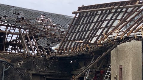 In der Südeifel hat ein Tornado Schäden angerichtet. Bei Mettendorf wurden rund 15 Dächer abgedeckt. (Foto: Feuerwehr VG Südeifel)