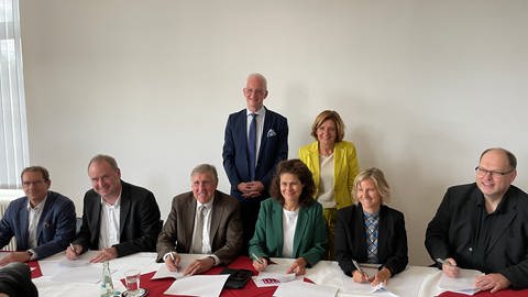 Zusammen mit Luxemburg und vier Projektpartnern bekenne sich Rheinland-Pfalz dazu, ab Dezember 2025 wieder eine regelmäßige und umstiegsfreie Bahnverbindung von Luxemburg und Trier nach Köln und Düsseldorf anzubieten. (Foto: SWR)