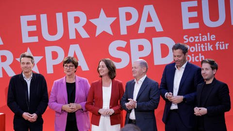 Vertreter der Bundes-SPD mit Katarina Barley, der Spitzenkandidatin der Partei zur Europawahl (Foto: dpa Bildfunk, picture alliance/dpa | Carsten Koall)