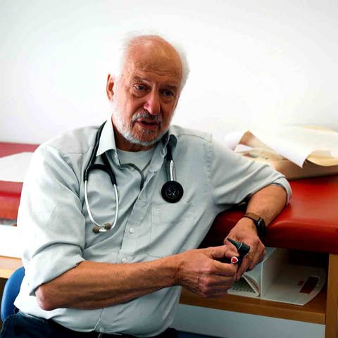 Der Kinderarzt Reinhold Jansen wird seine Praxis in Daun vorerst weiter betreiben. Der 73-Jährige hatte eigentlich geplant, im Herbst in den Ruhestand zu gehen. (Foto: SWR)
