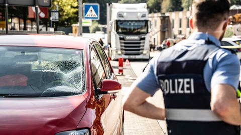 Ein Fussgänger wurde in Idar-Oberstein in der Vollmersbach von einem Auto erfasst - die Scheibe des Autos ist stark eingedellt (Foto: Foto Hosser)
