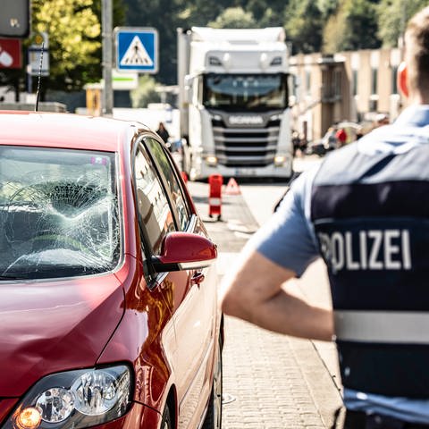 Ein Fussgänger wurde in Idar-Oberstein in der Vollmersbach von einem Auto erfasst - die Scheibe des Autos ist stark eingedellt (Foto: Foto Hosser)