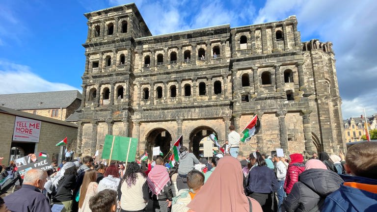 200 Menschen demonstrierten vor der Porta Nigra in Trier für den Schutz der Palästinenser in Gaza. (Foto: SWR)