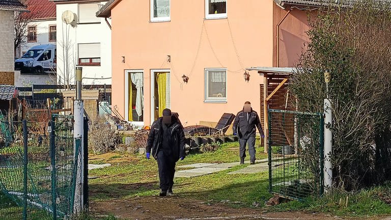 Ein Mann ist tot in seinem Haus in Hersdorf in der Eifel gefunden worden.  (Foto:  Agentur Siko)