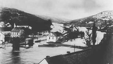 Auch der Ort Mürlenbach wurde im Januar 1918 von der Kyll überflutet. Im Heimatjahrbuch Vulkaneifel schreibt Ernst Becker, das Wasser sei "springflutartig" über das Dorf gesprudelt und meterhoch gestiegen.  (Foto: Ernst Becker, Mürlenbach)