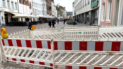 Auch in der Simeonstraße in Trier wird eine Gedenkplakette im Pflaster verlegt. (Foto: SWR)