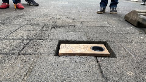 In der Trierer Fußgängerzone sind fünf Plaketten im Boden eingelassen worden mit den Namen der Opfer der Amokfahrt vom 1.12.2020 (Foto: SWR, Nicole Mertes)