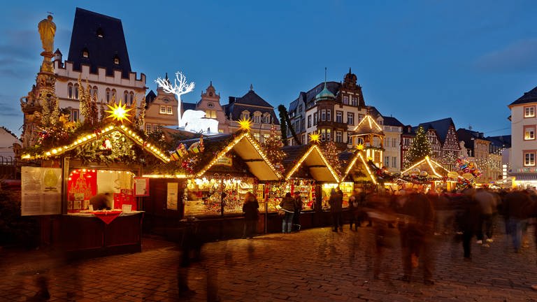 Der Weihnachtsmarkt in Trier zählt zu den schönsten Weihnachtsmärkten in Deutschland. (Foto: picture alliance / dpa | Thomas Frey)