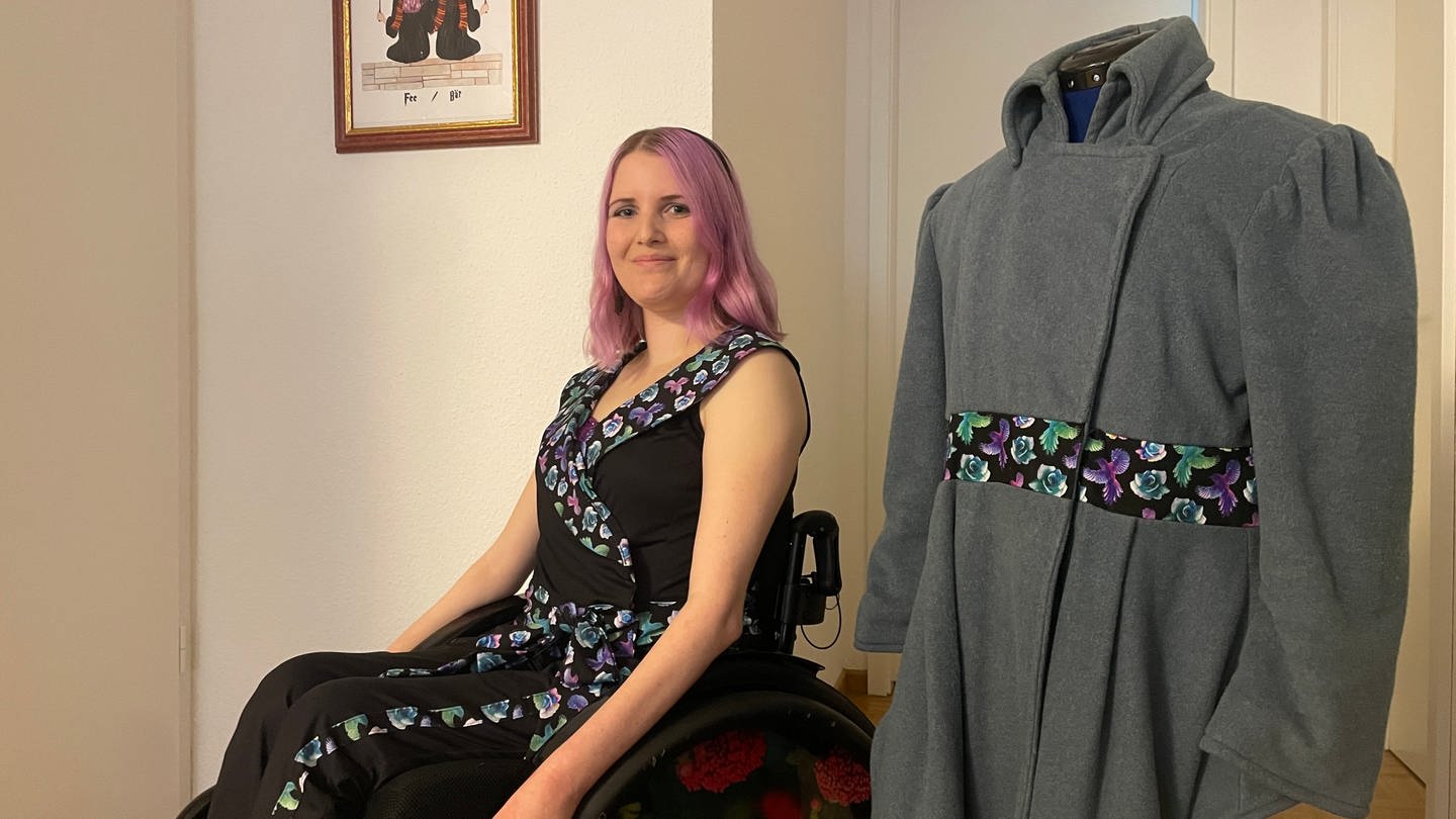 Anna Franken entwirft Mode für Rollstuhlfahrerinnen. Die 28-Jährige aus Trier hat Modedesign studiert. (Foto: SWR)